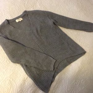 Beautiful grey knit sweater! Fits smaller than L.